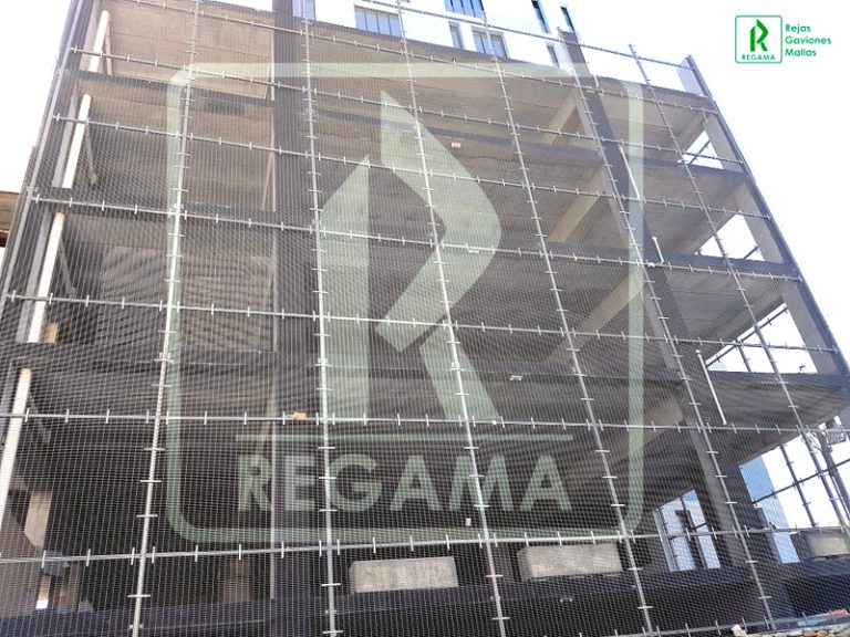 Reja de Seguridad de acero en fachada de edificio – REGAMA