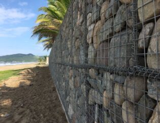 Muro de gavión con piedra natural junto a la playa – REGAMA