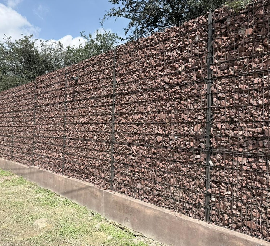 Barda gavión en La Estanzuela, Monterrey | REGAMA Barda gavión de panel de acero con piedra natural instalada en La Estanzuela, Monterrey – REGAMA