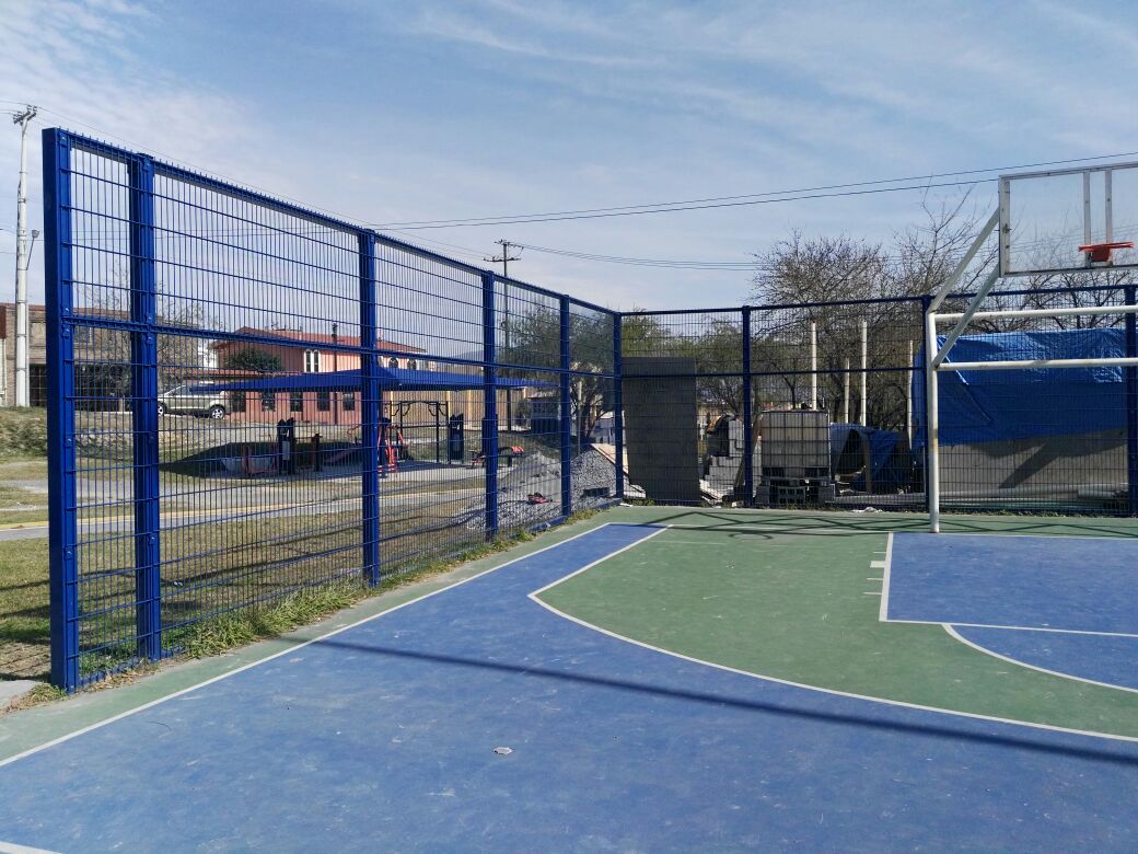 Reja Esencial en cancha en San Nicolás | REGAMA Reja Esencial de doble alambre cercando una cancha deportiva en San Nicolás, Nuevo León – REGAMA