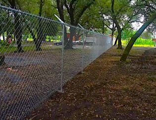 Cerca de malla ciclónica de acero en terreno arbolado en García, Nuevo León – REGAMA