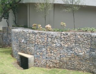 Barda gavión de panel electrosoldado con piedra natural en jardín residencial de San Pedro Garza García – REGAMA