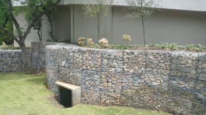 Barda gavión de panel electrosoldado con piedra natural en jardín residencial de San Pedro Garza García – REGAMA