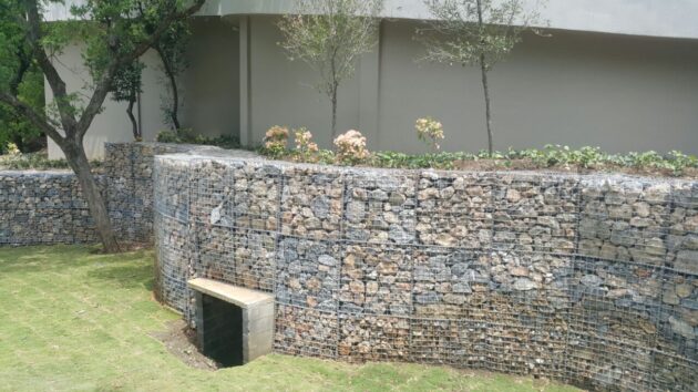 Barda gavión de panel electrosoldado con piedra natural en jardín residencial de San Pedro Garza García – REGAMA