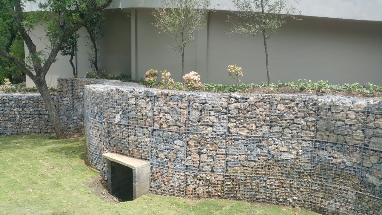 gavion-de-panel-electrosoldado-vista-natural-jardin-delimitacion-perimetro-seguridad-regama-naturaleza-san pedro-garza-garcia-nuevo-leon