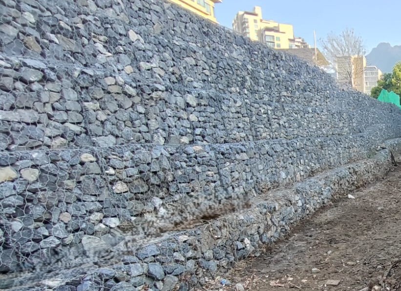 Gavión triple torsión para canalización en San Pedro | REGAMA Gavión de triple torsión con piedra natural para contención y canalización en San Pedro Garza García – REGAMA