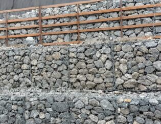 Muro de gavión de triple torsión con malla de acero y piedra para contención en Santa Catarina, Nuevo León – REGAMA