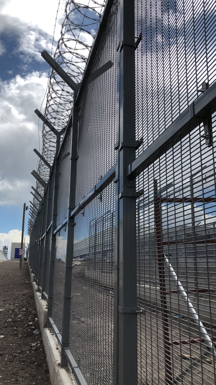 Reja de seguridad de acero anti escalable con concertina en centro penitenciario de Durango – REGAMA