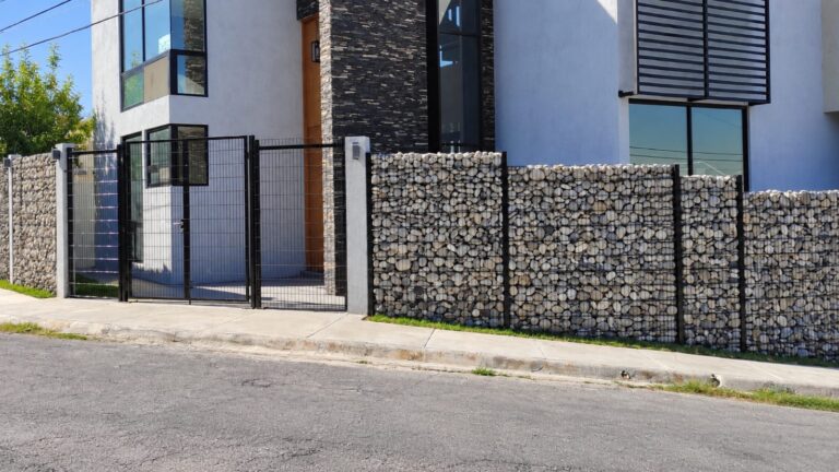 Barda gavión con portón abatible residencial Contry Monterrey Nuevo León – REGAMA