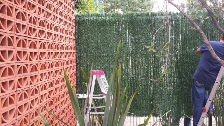 Follaje artificial instalación en barda en Monterrey – REGAMA