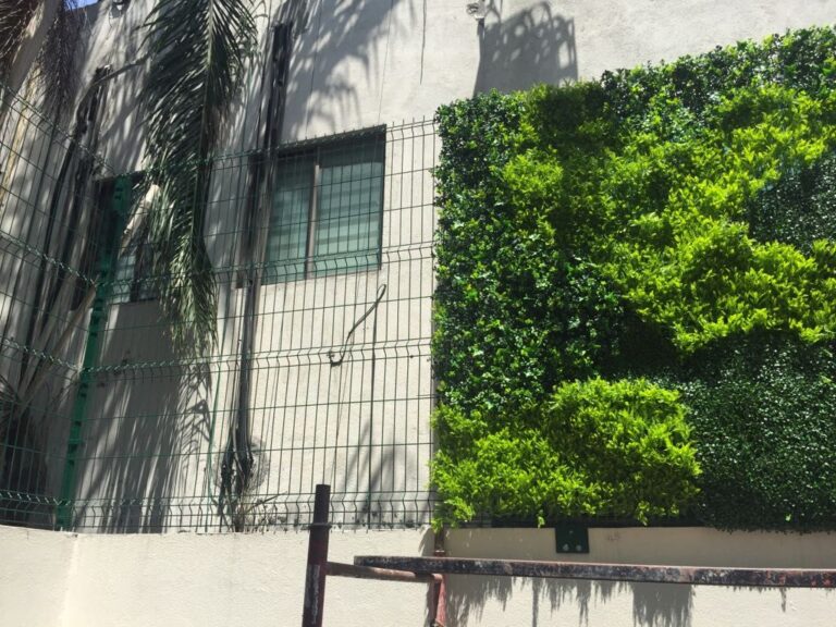 Follaje artificial jardín vertical fachada Monterrey - REGAMA