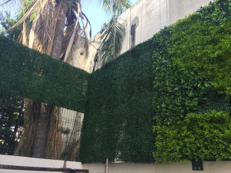Follaje artificial en muro verde de jardín, Monterrey – REGAMA
