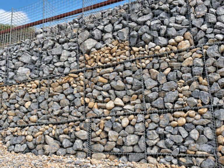 Muro de contención con gavión de panel electrosoldado y diseño arquitectónico – REGAMA