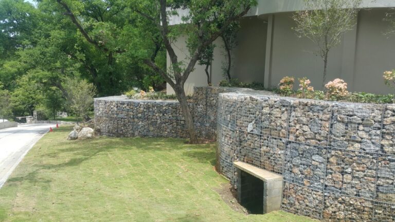 Gavión de panel electrosoldado en muro largo, Monterrey – REGAMA