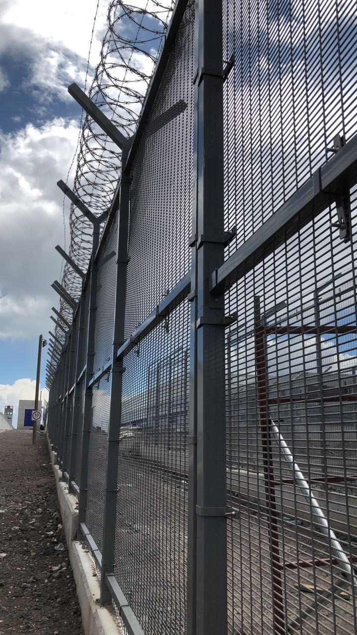 Reja de seguridad alta con concertina en Monterrey – REGAMA