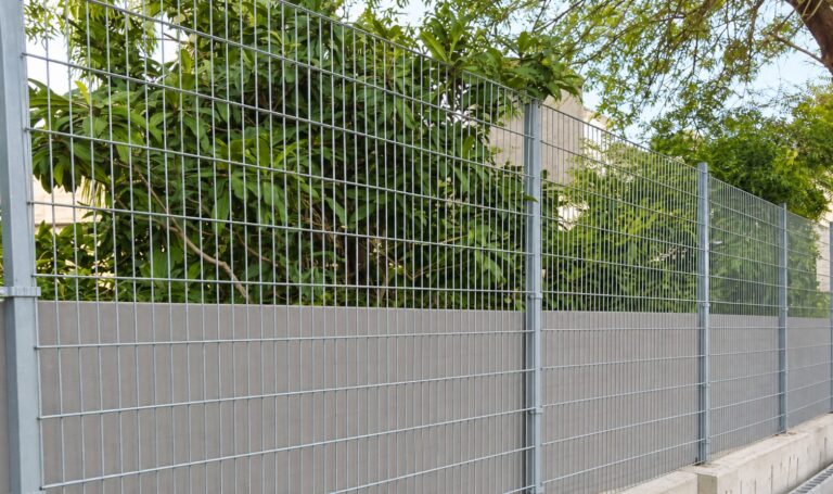Reja esencial acero color gris sobre barda de block Monterrey – REGAMA
