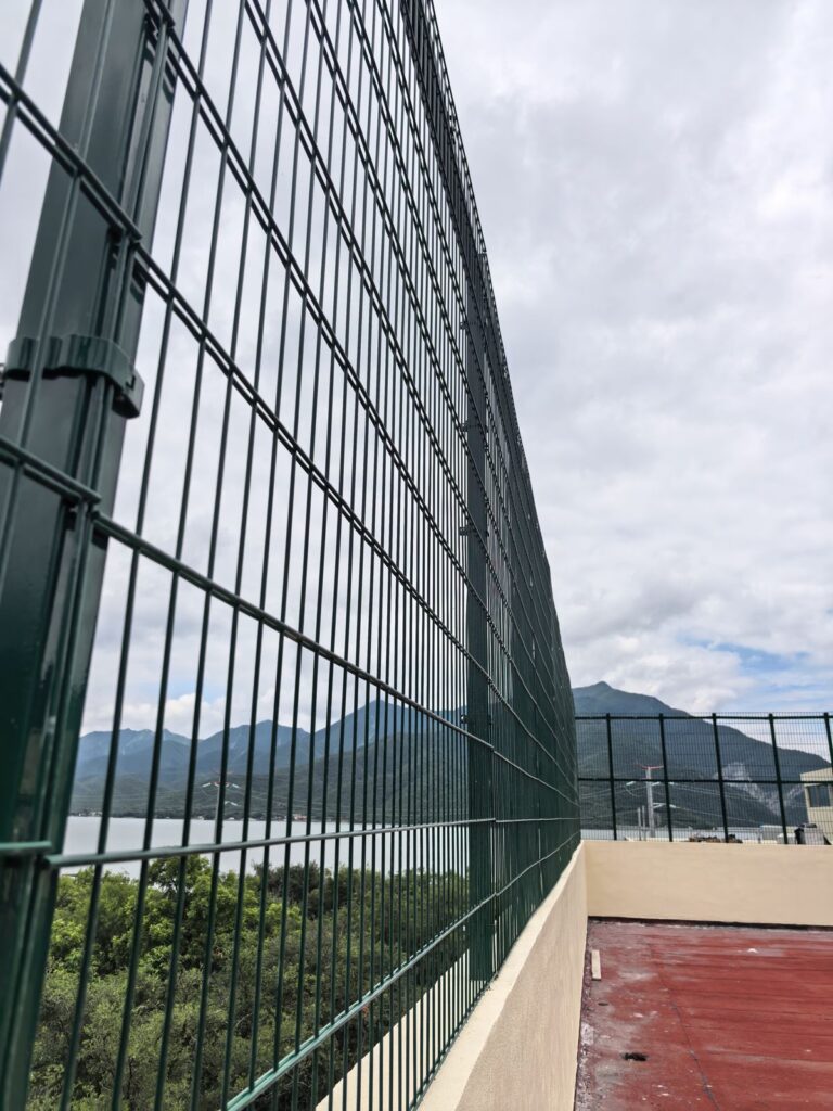 Reja esencial verde alta en azotea Santiago nl – REGAMA