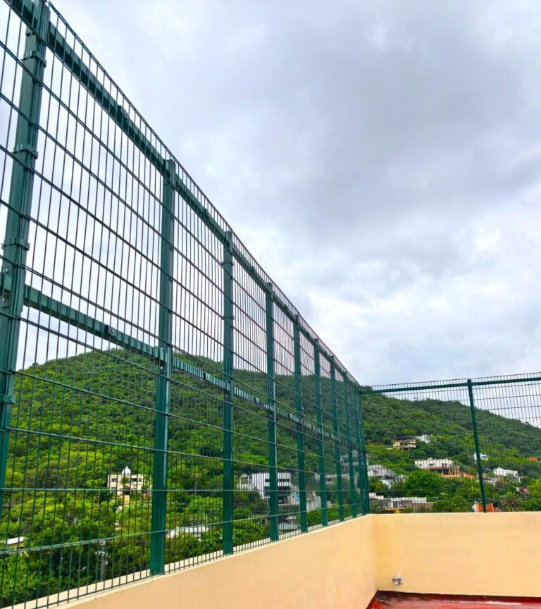 Reja Esencial verde en cancha techada en Monterrey – REGAMA