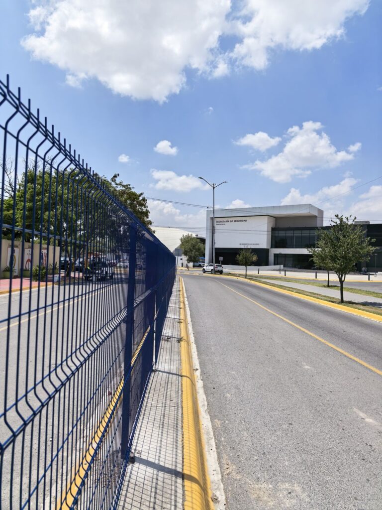 Reja tradicional azul camellon avenida San Nicolás - REGAMA