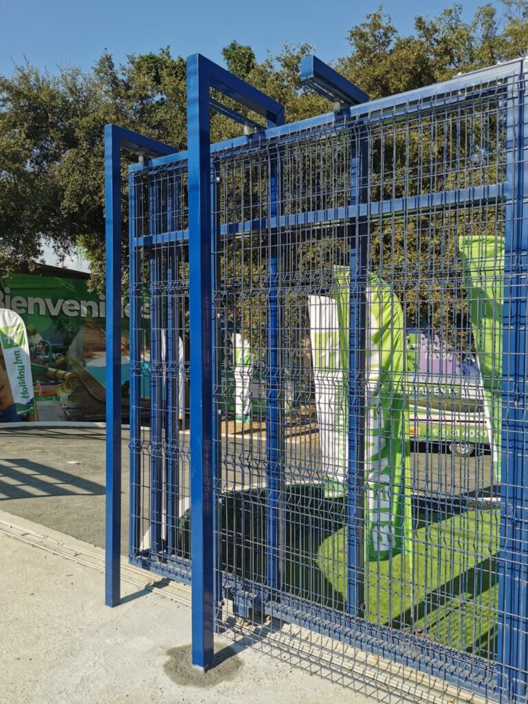 Reja Tradicional azul con puertas de acceso en Monterrey – REGAMA
