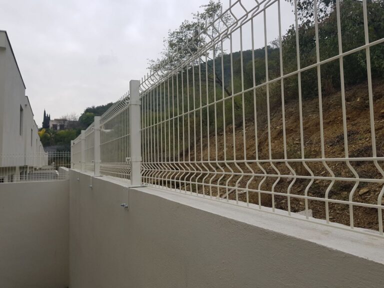 Reja de acero tradicional blanca en residencial de Monterrey – REGAMA