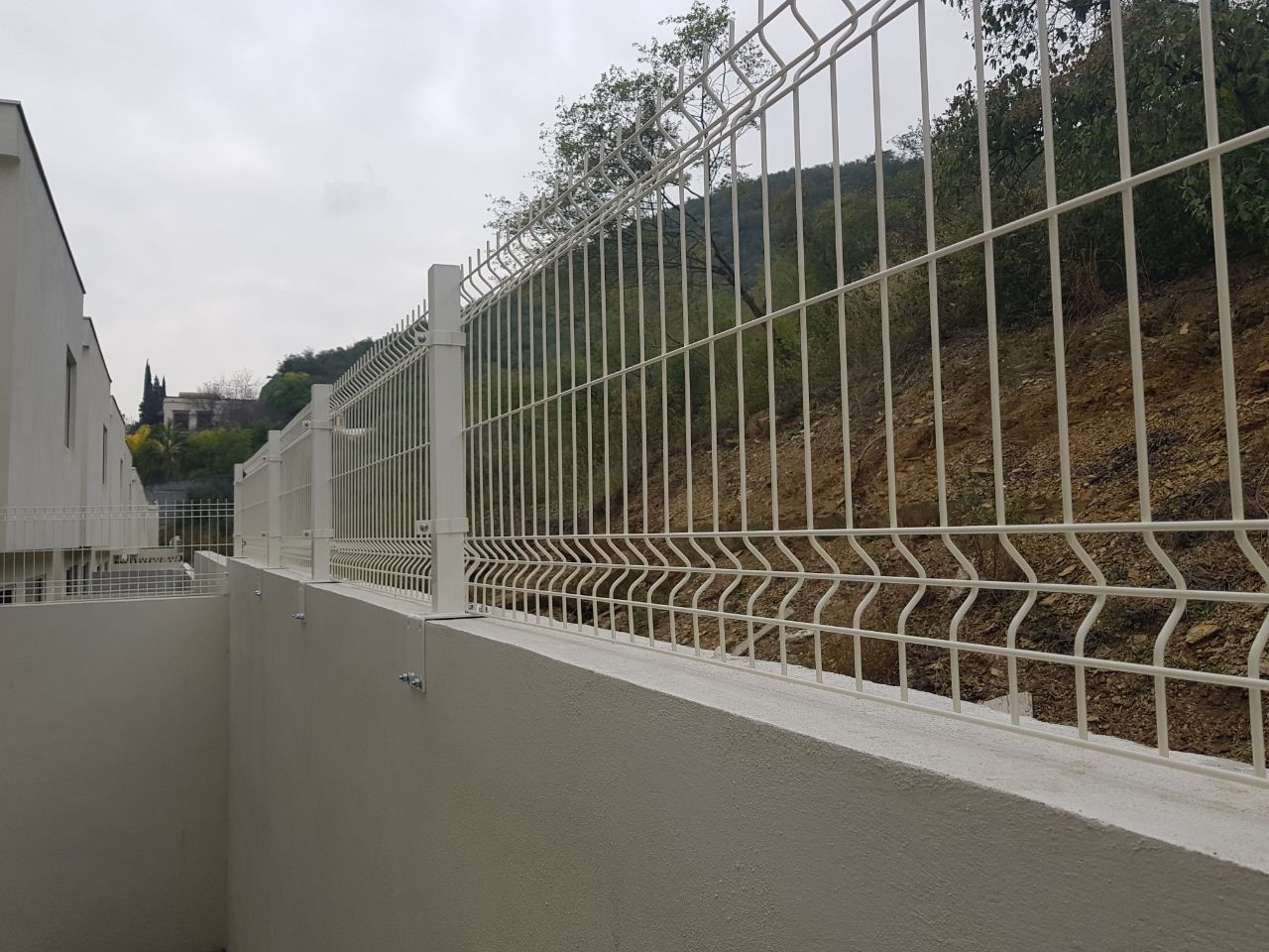 Reja tradicional blanca residencial Monterrey - REGAMA